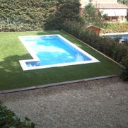 Jardinería Costa piscina con cesped