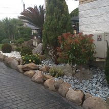 Jardinería Costa jardín con rocas