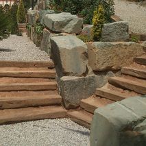 Jardinería Costa jardín con escaleras de roca