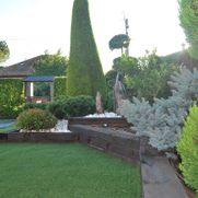 Jardinería Costa jardín con césped artificial